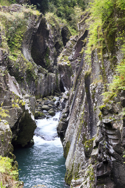 日本九州的高知湖峡谷