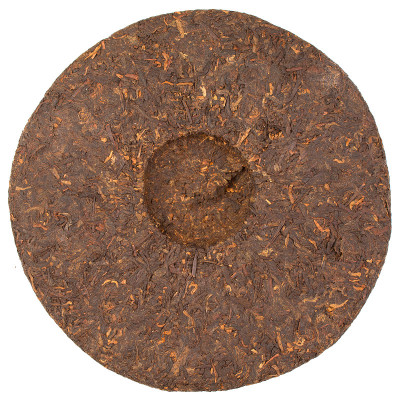 压榨中国普洱茶孤立在白色的背景。