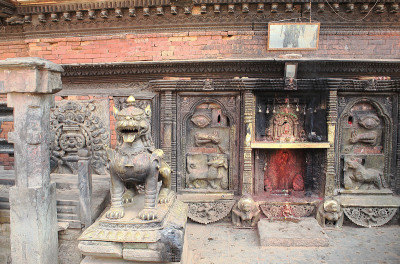 守卫Bhairabnath神庙的铜狮。Bhaktapur-Kathmandu Valley-Nepa
