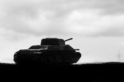 坦克的剪影映衬着乌云的天空。第二次世界大战，1939-1945年。5月9日。伟大的胜利的一天。政治冲
