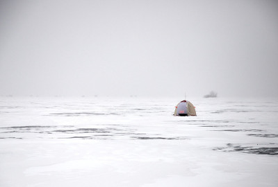 在白雪覆盖的湖面上孤零零的渔夫帐篷