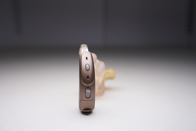 白色孤立背景上的助听器。援助充耳不闻。