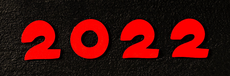 红色木质数字“2022”以黑色为背景，象征虎年。横幅