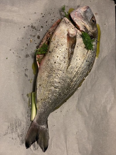 准备烘烤的海鲷鱼，用香草和香料调味