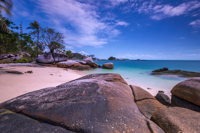 在Berhala岛kepulauan Riau的全景海滩和岩层照片