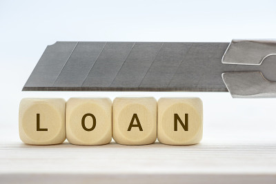 切刀在木板上用“LOAN”一词