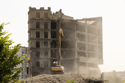 Еxcavator拆除一座旧建筑