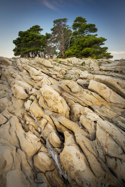 克罗地亚一个小岛的海岸，有悬崖峭壁