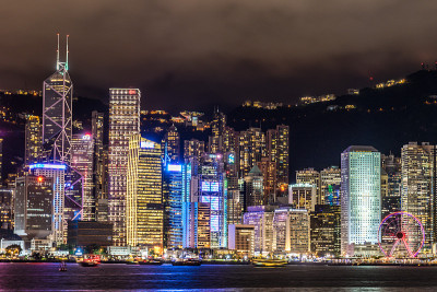从维多利亚港眺望香港夜景
