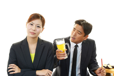 愁眉苦脸的女人和醉鬼