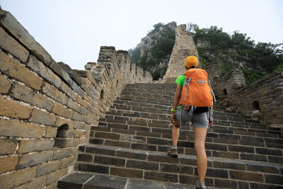 在长城上徒步旅行的女背包客