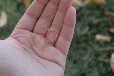 手上戴着结婚戒指。
