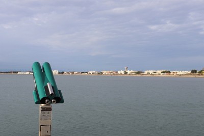 为游客在地中海海岸的风景双筒望远镜