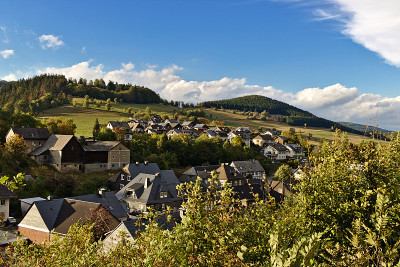 Schwalefeld，德国——这个小村庄坐落在Sauerland地区的绿色山丘上，山顶上树木繁茂，