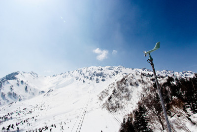 雪山上的风速计