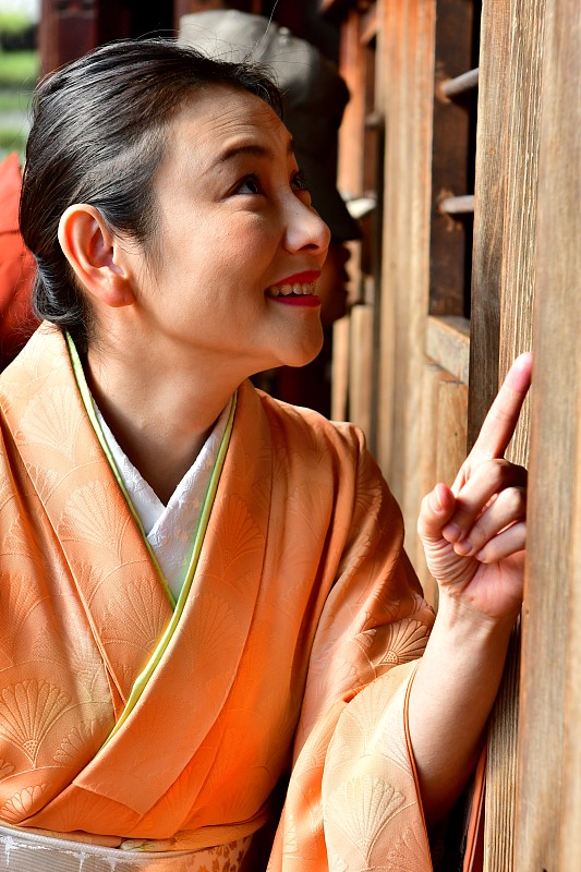 穿着和服的日本妇女在日本京都东福寺大殿