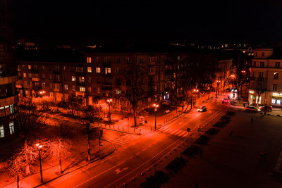 夜幕下的城市伊凡诺-弗兰基夫斯克，俯瞰城市，鸟瞰城市，拍摄城市的夜景。