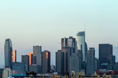 美丽的鸟瞰图洛杉矶天际线在黄昏，加利福尼亚，美国