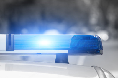 警察们都被警笛弄疯了。