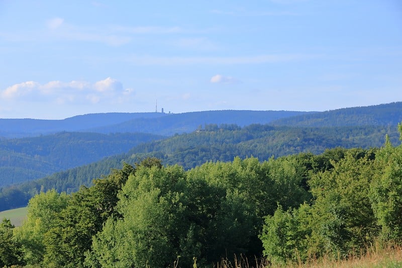 德国Rennsteig徒步旅行路线上的大Inselsberg塔