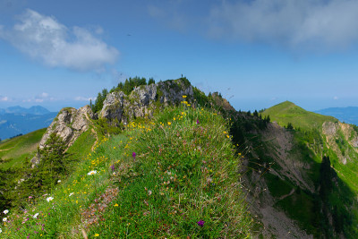 在山上徒步旅行
