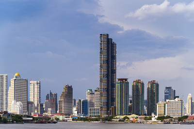 曼谷城市天际线以河流和蓝天为背景，曼谷是泰国的现代大都市，深受游客的喜爱