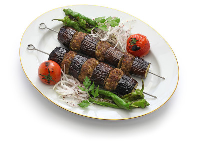 茄子烤肉串，patlican烤肉串，土耳其菜孤立在白色背景上