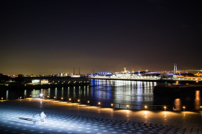 横滨湾的夜景，远处是横滨湾大桥