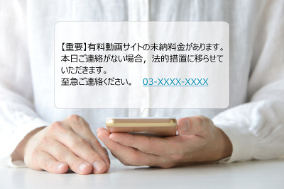 一个女人在看智能手机上的诈骗邮件