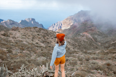 在山里旅行的女人