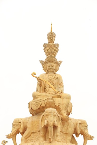 峨眉山顶上有一尊佛像