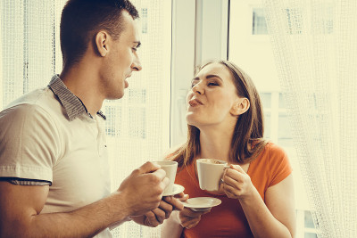 年轻夫妇在家里喝茶或喝咖啡