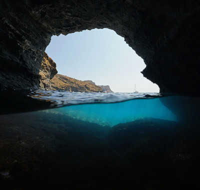 洞穴里的岩石海岸在水下和上面