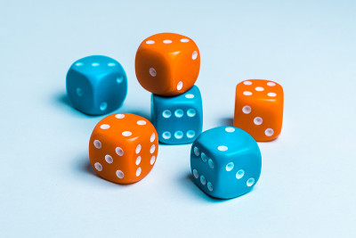 棋盘游戏用的一组彩色骰子