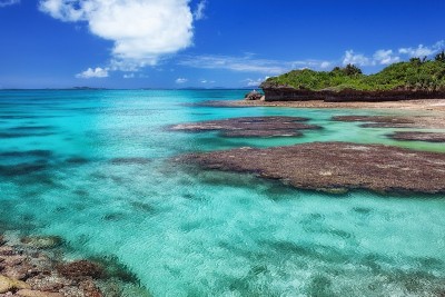 日本冲绳县荒屿岛的夏日美景
