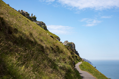 岩石山谷悬崖海岸路径附近的林顿德文英国