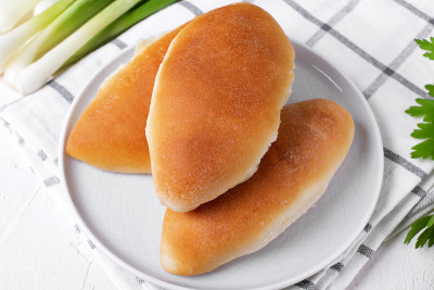 酵母面包与肉Pirozhki