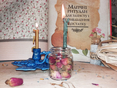 金银蜡烛，矿物，干药草和巫术仪式用的盐