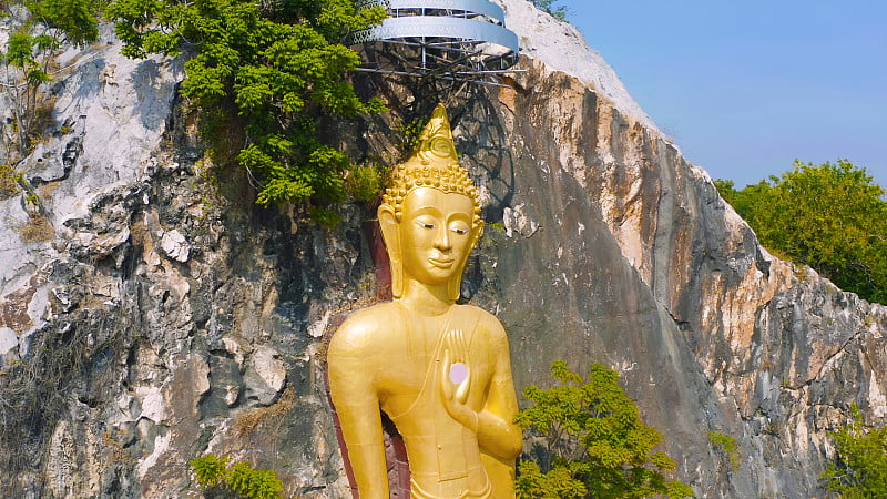 鸟瞰图，泰国Ratchaburi，金色佛塔，绿色的山丘和森林。泰国佛教寺庙建筑。旅游景点。