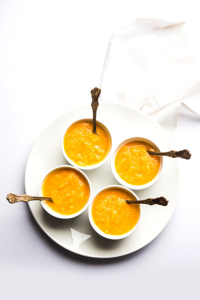 芒果浆/ Aam rus或Ras放在小碗里，有选择性地集中