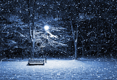 雪夜中空荡荡的长凳