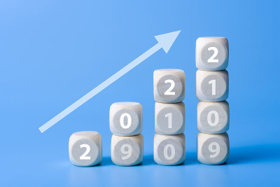 2022年新年概念。木块与文本2022桌上。本空间