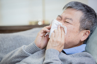 亚洲老人生病打喷嚏
