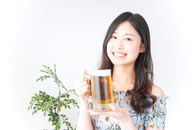 年轻女子正在喝啤酒