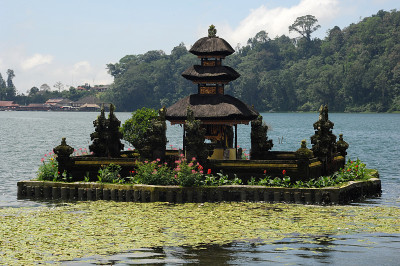 位于湖底的普拉乌鲁寺