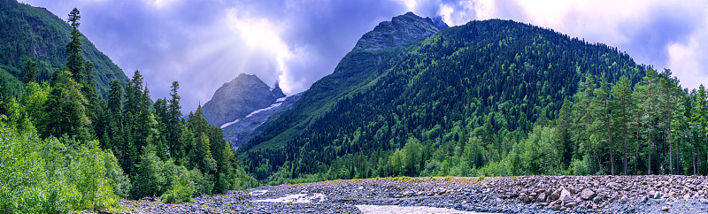 从河谷上俯瞰群山的全景。Karachay Cherkessia,俄罗斯。密不透风的岩石，雄伟的山脉和