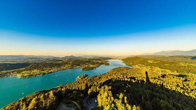 奥地利Worthersee Karnten的湖泊和山脉。从克拉根福湖和克拉根福地区的Pyramide