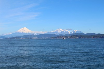 阿瓦钦斯基火山和科yaksky火山耸立在堪察特斯基的彼得罗巴甫洛夫斯克市