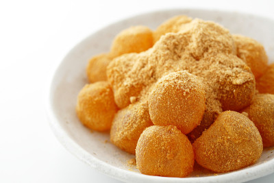 Warabimochi。日本bracken-starch饺子。
