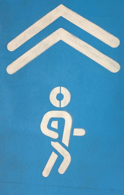 蓝色运动跑道与标志慢跑